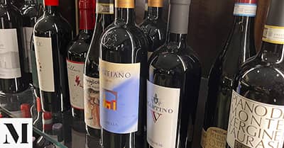 L'ampia cantina di vini del ristorante a San Giovanni Mike's