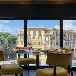  Ingrandisci immagine 	Mike's Restaurant